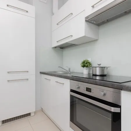 Young By Renters شقة وارسو