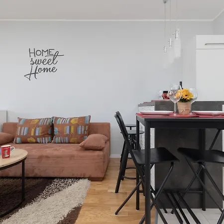 Young By Renters شقة