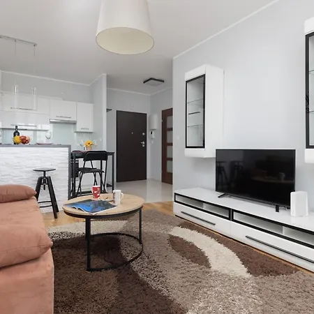 Young By Renters شقة