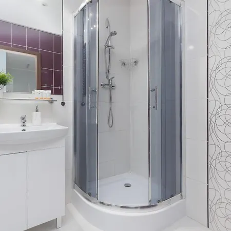 Young By Renters شقة وارسو