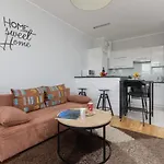 Young By Renters Apartman